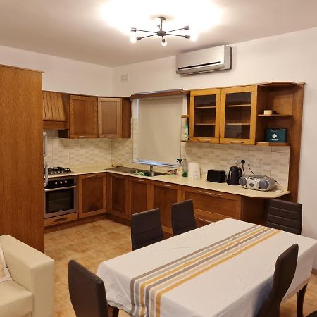 Lovely 3 Bedroom Unit With Own Entrance Gudja Kültér fotó