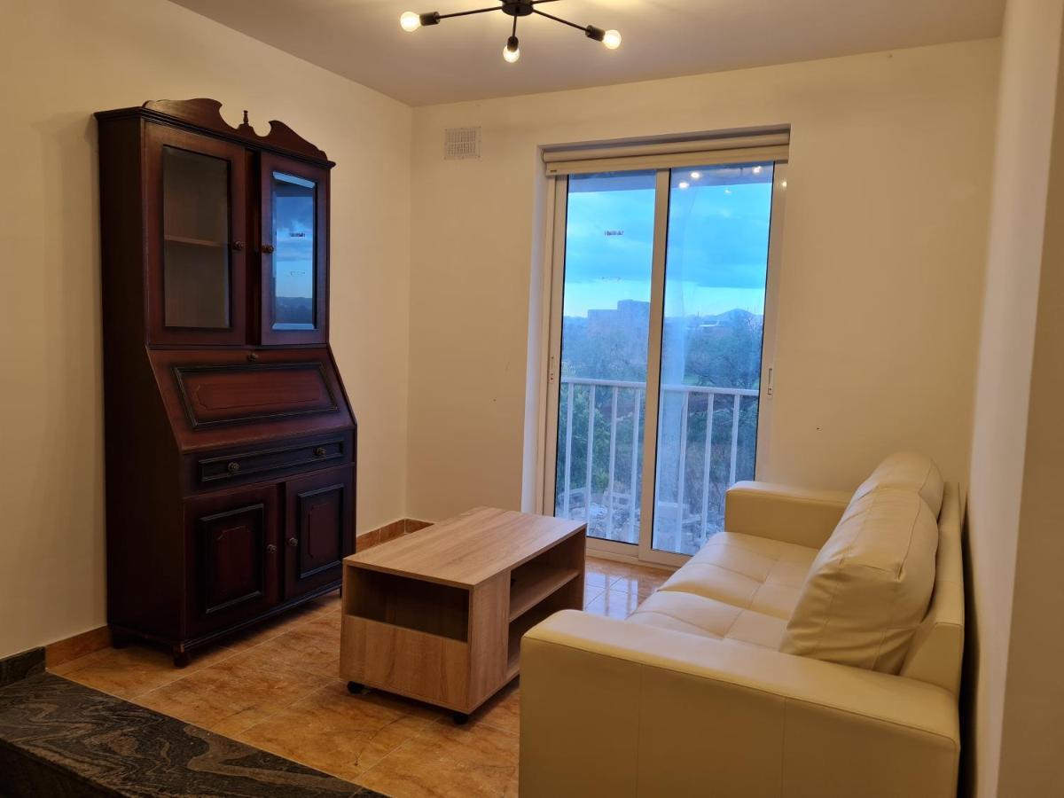 Lovely 3 Bedroom Unit With Own Entrance Gudja Kültér fotó